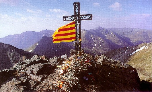 Creu al cim del Canig, amb la llenya preparada per al primer foc de Sant Joan / Cruz en la cumbre del Canig (Pirineos Catalanes), con la lea preparada para el primer fuego de San Juan.
